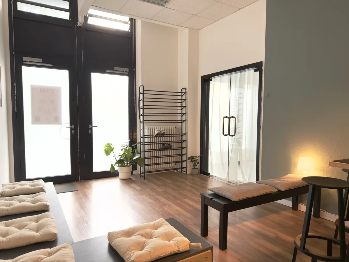 Lounge und Eingangsbereich mit B&auml;nken und Pflanzen