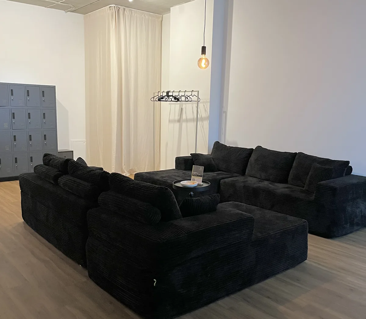 Entrance area with lockers, a curtained changing corner and lounge seating